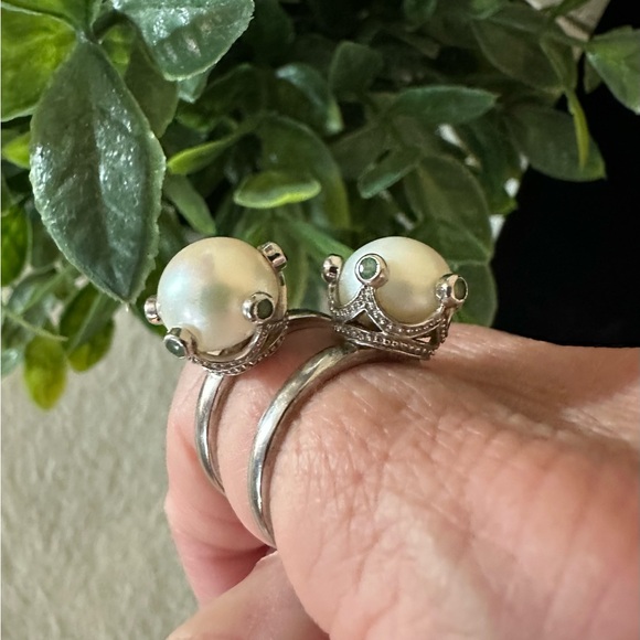 Two Large Pearl Rings With Unique Crown Setting With Green Accents. Both Size 8. - Picture 3 of 6